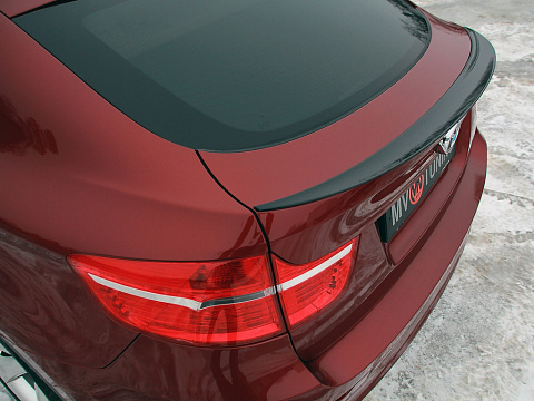 BLACKOUT EDITION. Спойлер крашенный Черный глянец BMW X6 E71 (2008-2014) + УСТАНОВОЧНЫЙ КОМПЛЕКТ