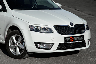 Крашеный комплект. Реснички на фары Skoda Octavia III A7 (2013-2016) Цвет Белый LC9A(0Q0Q) + УСТАНОВОЧНЫЙ КОМПЛЕКТ
