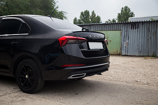 BLACKOUT EDITION. Спойлер лип крашенный Черный глянец Skoda Rapid II Gen (2020 - 2024 - по настоящее время) + УСТАНОВОЧНЫЙ КОМПЛЕКТ