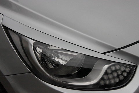 Крашеный комплект. Реснички на фары var №1 Hyundai Solaris (2010-2013) Цвет Серый SAE + УСТАНОВОЧНЫЙ КОМПЛЕКТ